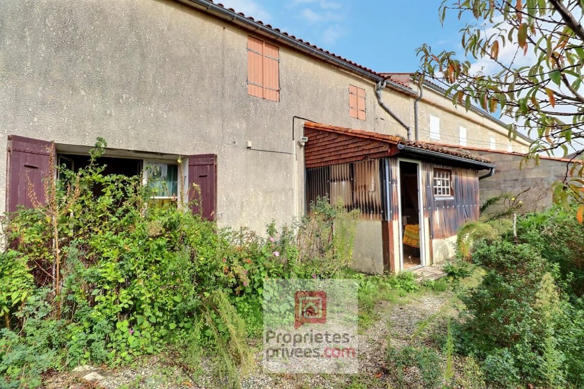 Bel emplacement dans un hameau de Muron à mi chemin entre Surgères et Rochefort