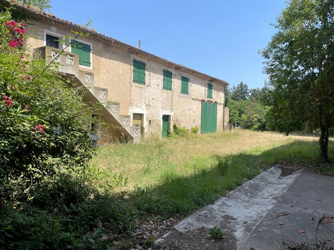 Domaine du 18e siècle à rénover sur terrain arboré de 5,5 hectares