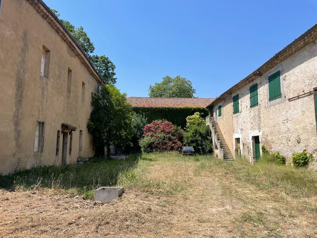 COLOMBIERS Domaine du 18e siècle à rénover sur terrain arboré de 5,5 hectares 3