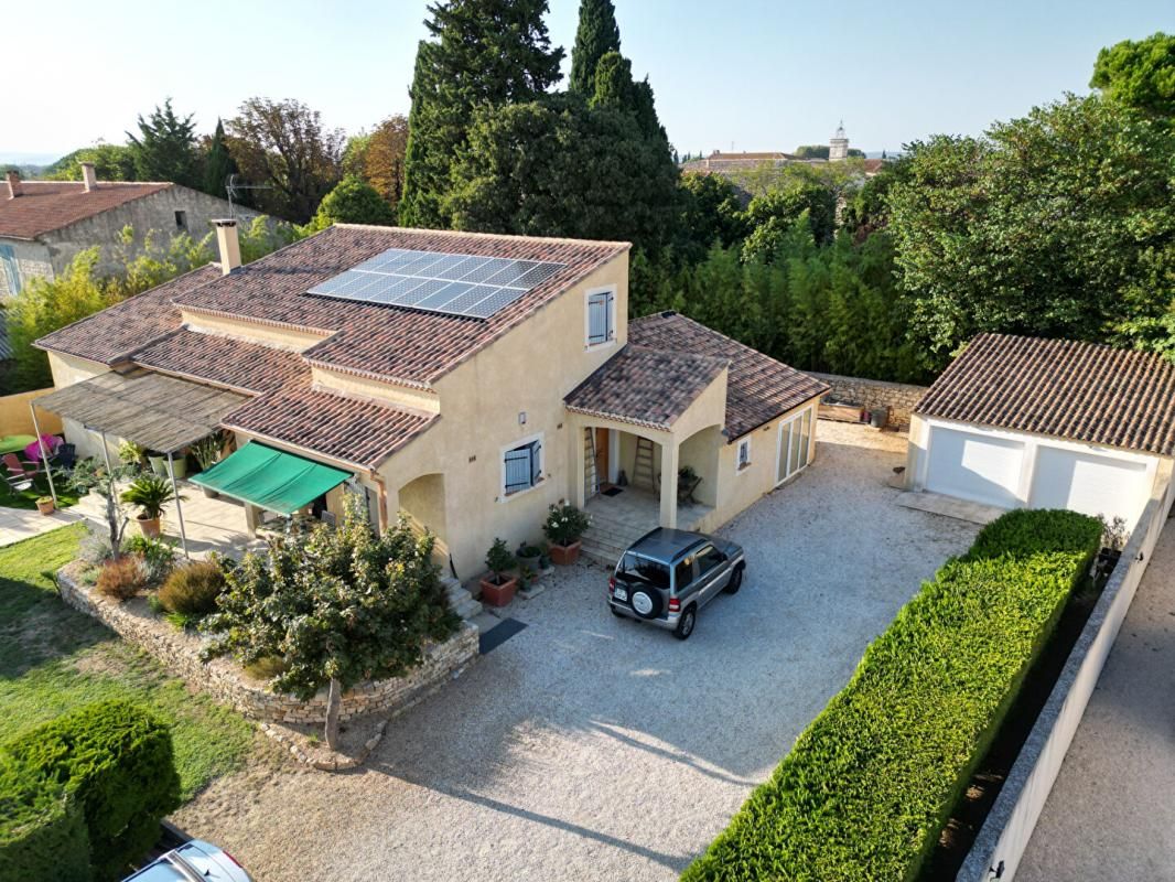 Nîmes Gare TGV, Villa 4 chambres piscine, atelier 2 garages et forage, studio