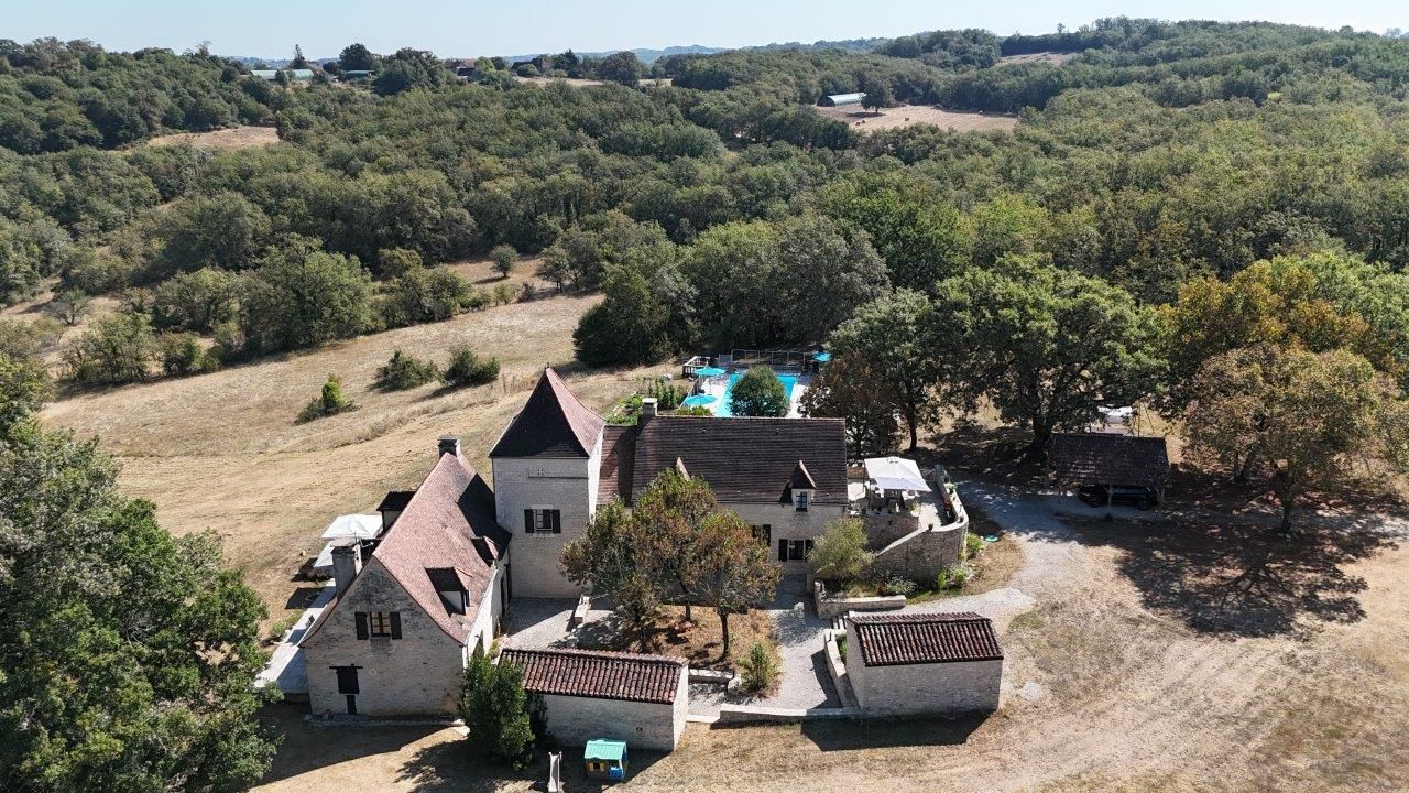 Domaine Gourdon avec piscine sur 13.5 hectares de terrain