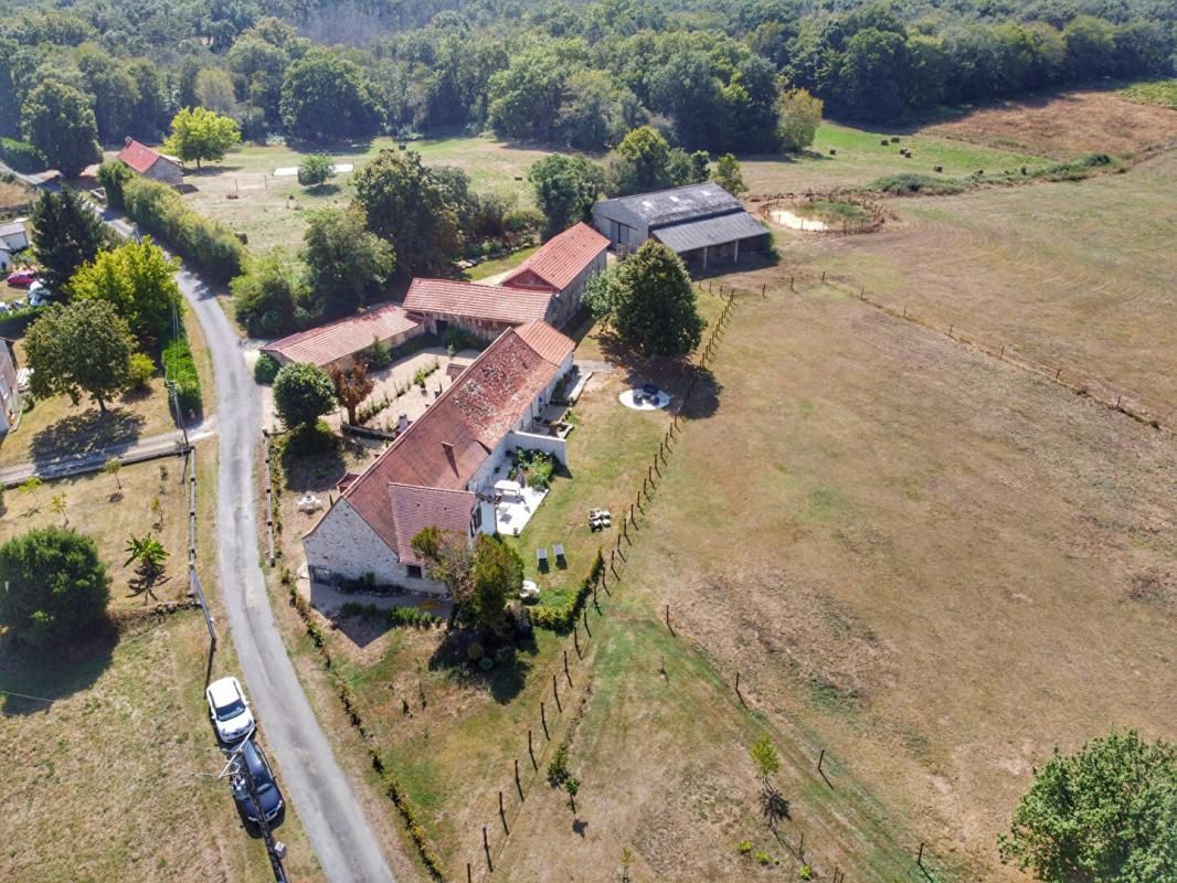 Propriété Équestre de 10 hectares avec maison principale et maison d'amis. A découvrir !