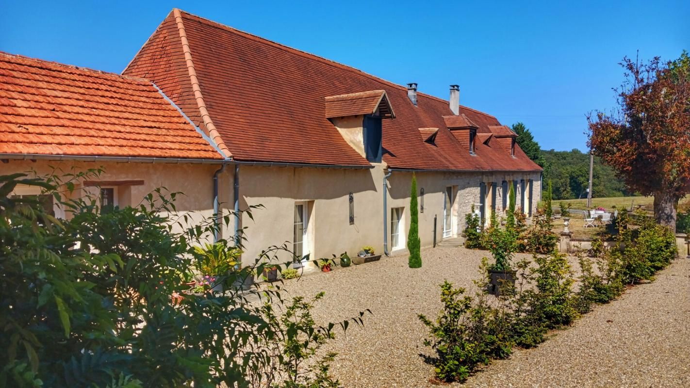 LALINDE Propriété Équestre de 10 hectares avec maison principale et maison d'amis. A découvrir ! 2