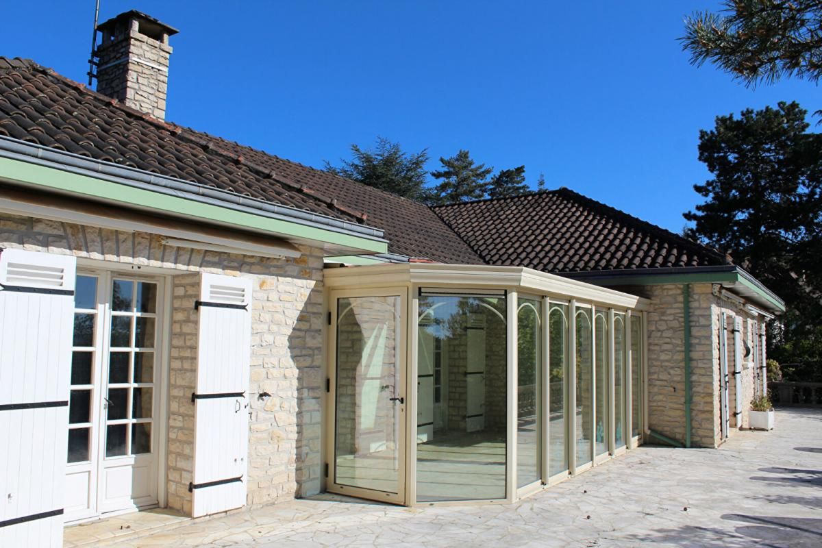 Maison de plain pied, type 7, car port, sur un terrain clos de 2448 m²