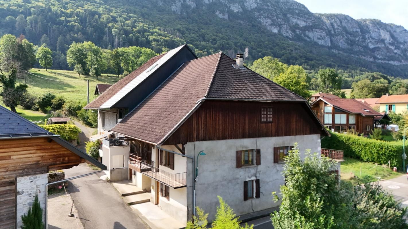 Maison à rénover avec terrasse, garage et jardin