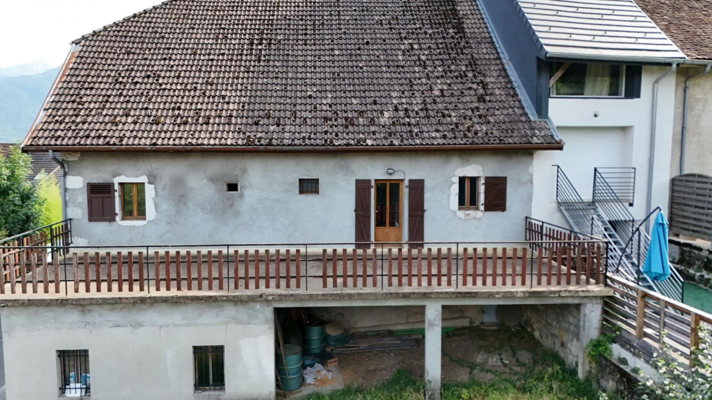 LATHUILE Maison à rénover avec terrasse, garage et jardin 2