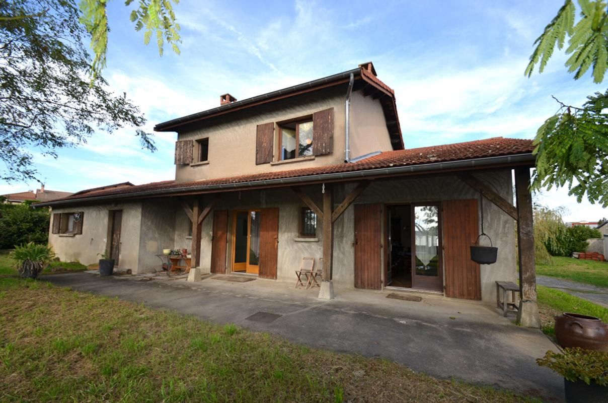 Maison Lentilly  4 chambres et 2  pièces d 'eau ! Fort potentiel