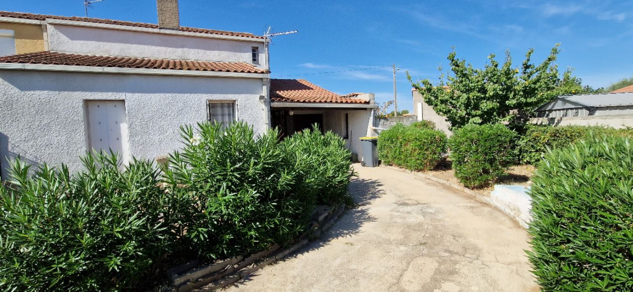 Trés belle villa  avec un beau terrain et une piscine