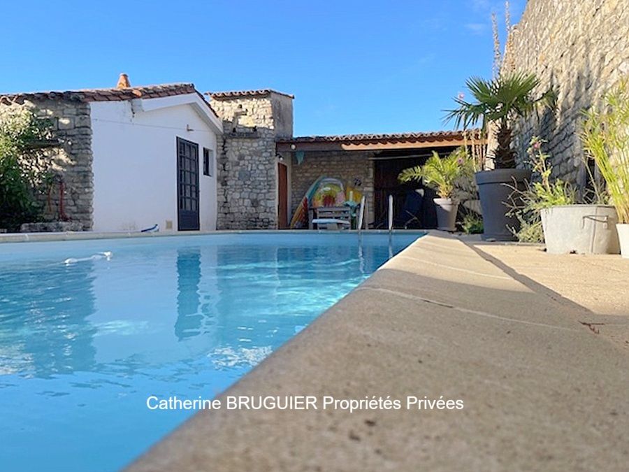 Charme et quiétude pour cette propriété de 148 m2 4 chambres dépendance piscine jardin