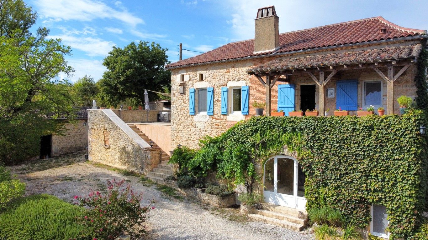 CAHORS Maison quercynoise rénovée avec grange, piscine et terrain de près de 3 Ha 2