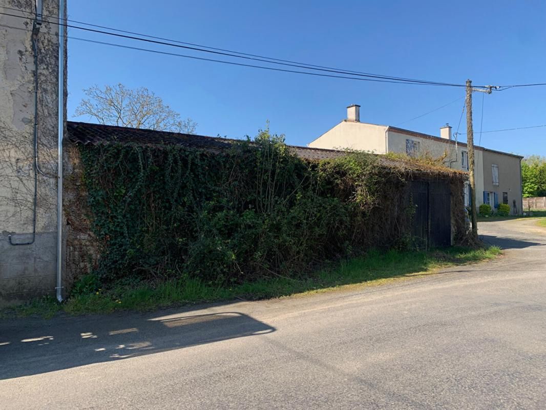 MAISDON-SUR-SEVRE Batisse en pierre Maisdon sur sèvre 1 pièce(s) 70 m2 1