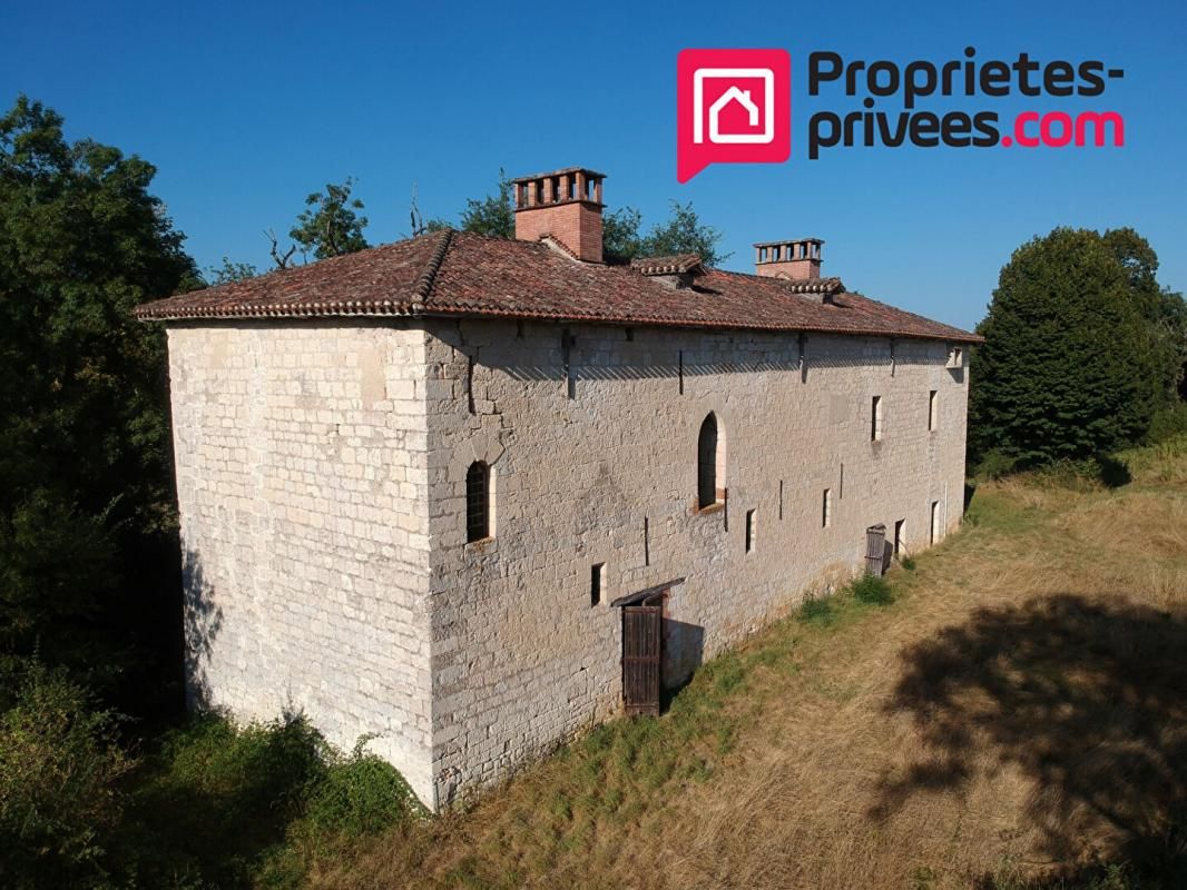 CAUSSADE Manoir du XIIIème avec une longère, pigeonnier et grange sur plus de 13Ha 1