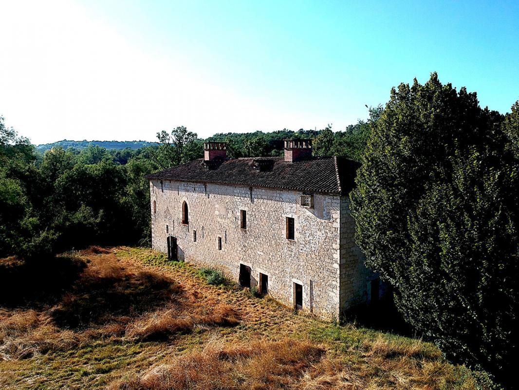 CAUSSADE Manoir du XIIIème avec une longère, pigeonnier et grange sur plus de 13Ha 2