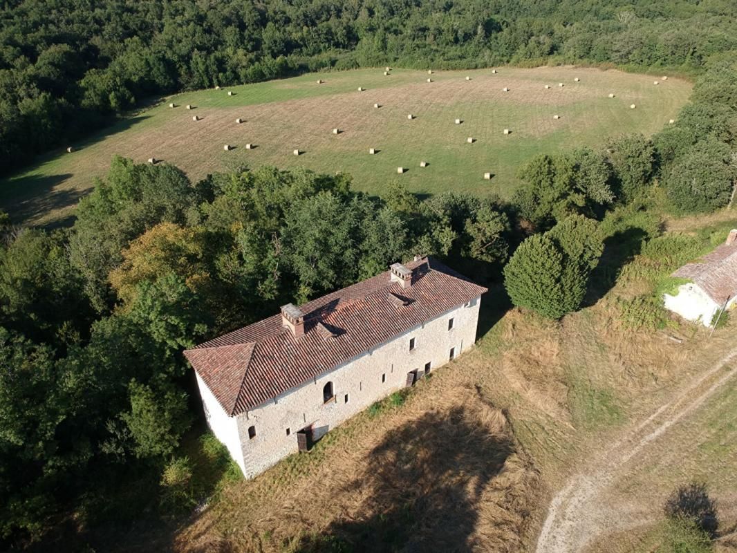 CAUSSADE Manoir du XIIIème avec une longère, pigeonnier et grange sur plus de 13Ha 4