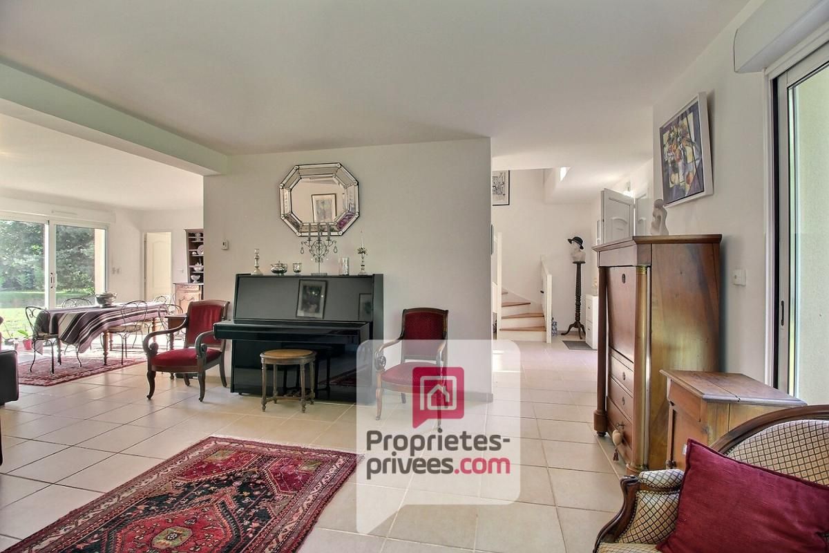 DORDIVES 1h de PARIS - A VENDRE MAISON CONTEMPORAINE de 235 m2 environ , double garage, jardin 4