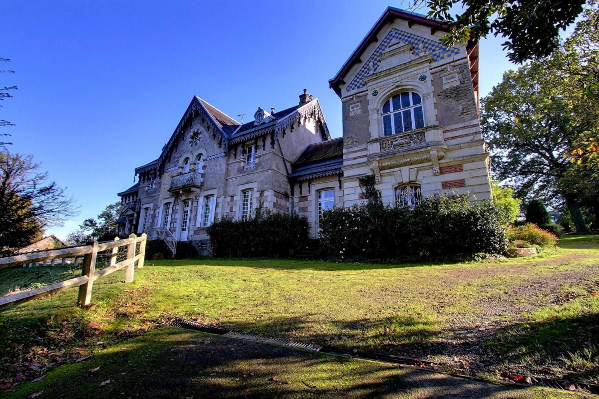 RENNES Manoir de 1850, maison de gardien et tennis sur un parc de 5ha 2