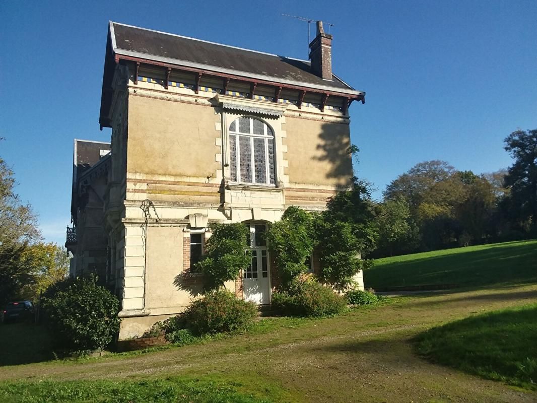 RENNES Manoir de 1850, maison de gardien et tennis sur un parc de 5ha 3