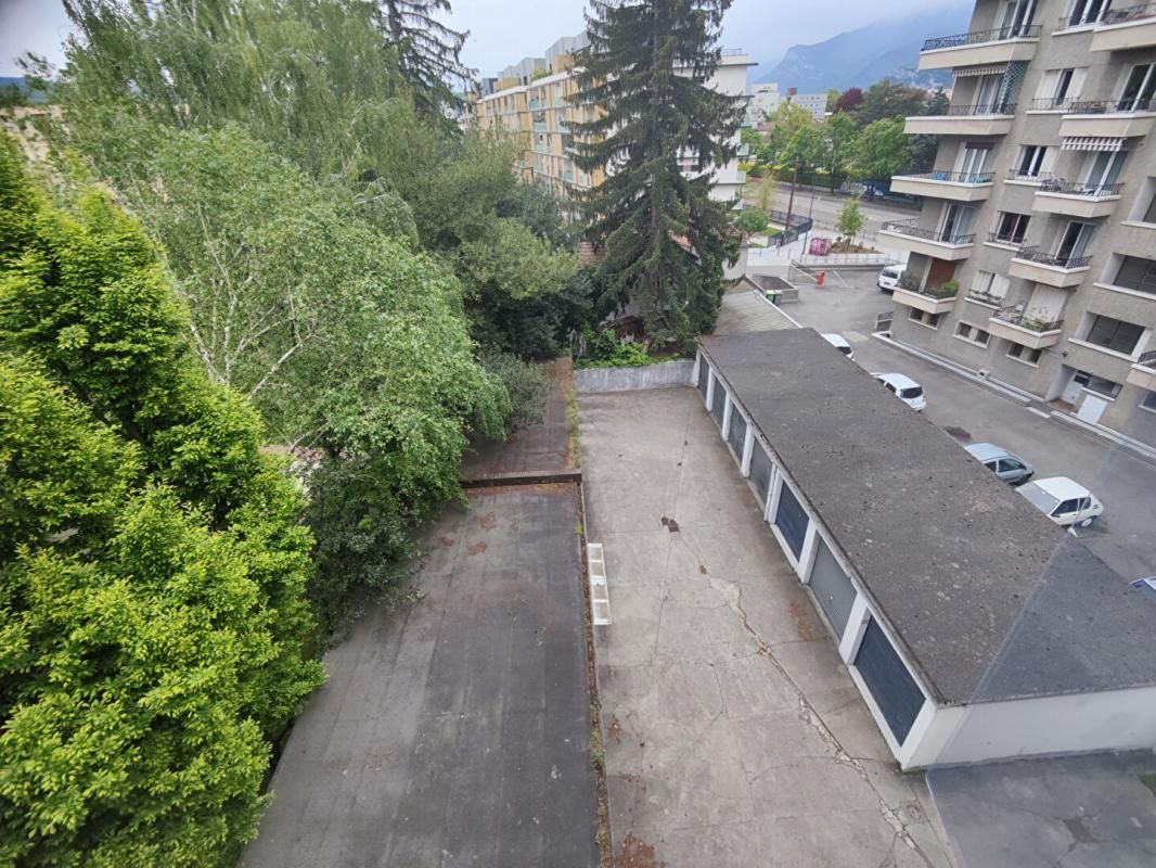 GRENOBLE Appartement T3 avec Garage a rénover rue Ponsard vue degagée 3