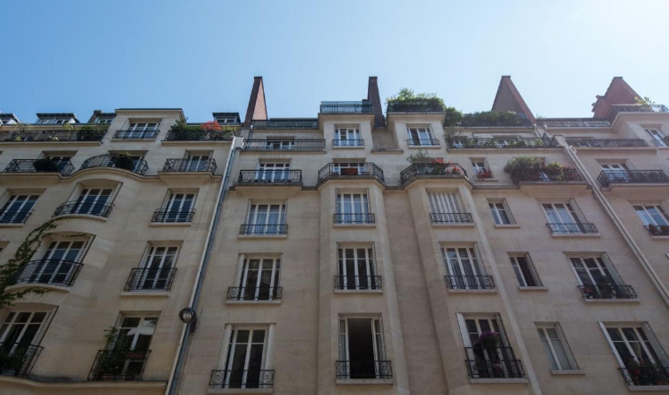 75007 Paris 1 chambre au calme quartier de l'École-Militaire dernier étage