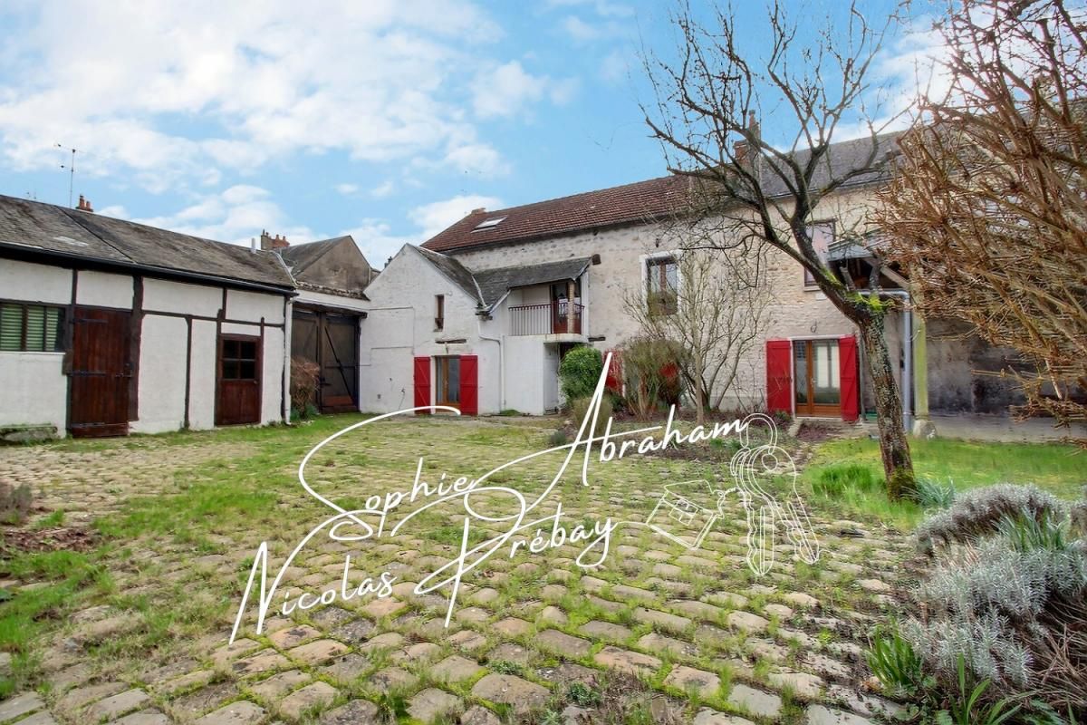 Maison en pierres de 6 pièces, 4 chambres avec cour et jardin