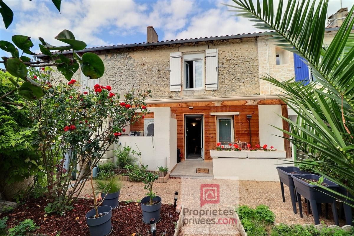 TONNAY-CHARENTE Maison de ville de 73 m2 sur 2 niveaux avec beau jardin aménagé et dépendance 1