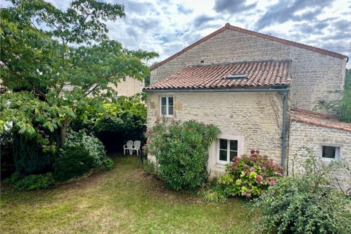 LA ROCHENARD MAISON EN PIERRES ET SA MAISON D'INVITES 2