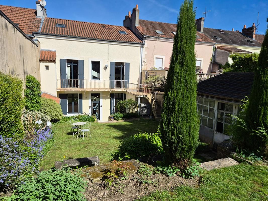 PERIGUEUX Maison de ville 10 pièce(s), 217 m2, sur un terrain paysagé de 283 m² 3