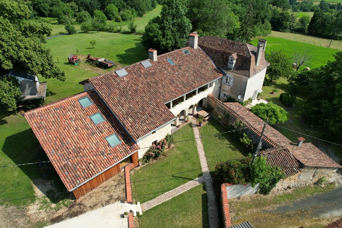 JAURE Ensemble demeure XVIII avec hangar et atelier d'exploitation 14 ha de terres 1