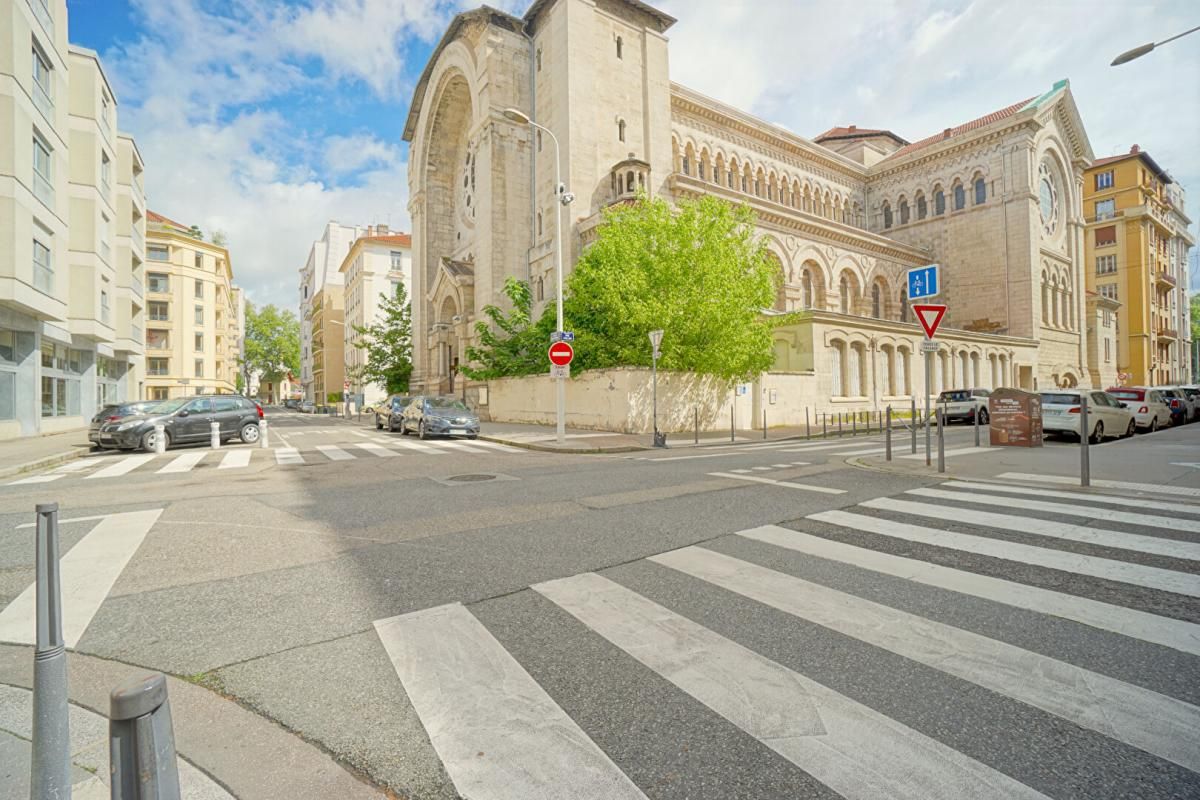 LYON-6E-ARRONDISSEMENT T2  loué de 53M2 en dernier étage 1