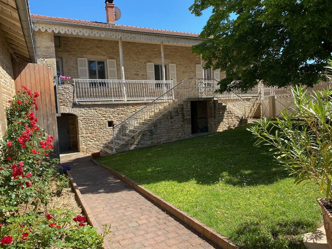 Ancienne maison vigneronne rénovée avec maison annexe