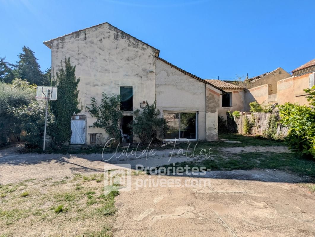 TRAVAILLAN Maison avec dépendances et cour à Travaillan - Beau potentiel 1