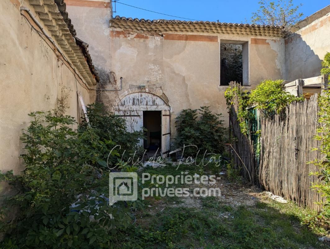 TRAVAILLAN Maison avec dépendances et cour à Travaillan - Beau potentiel 4