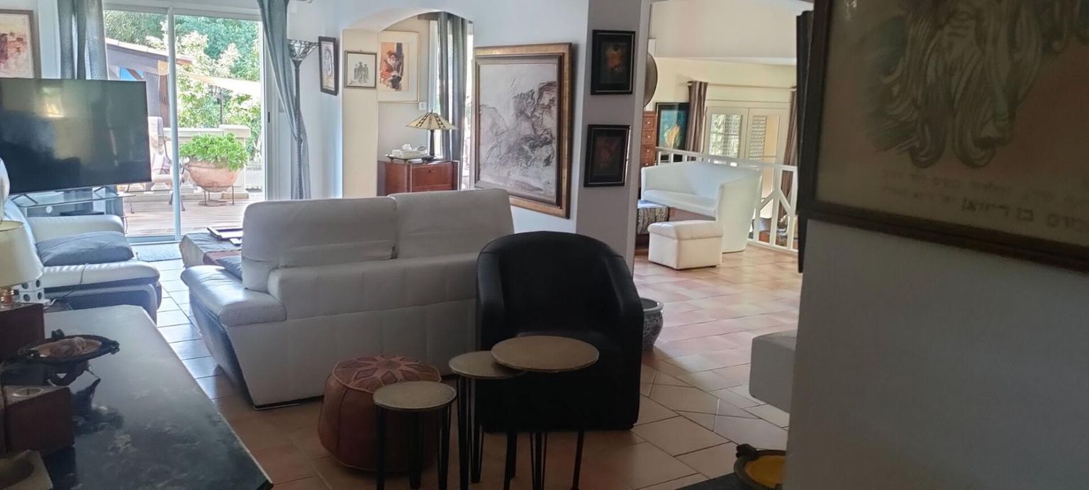 SAINTE-MAXIME Villa atypique de 187m² sur 1295 m² de terrain 2