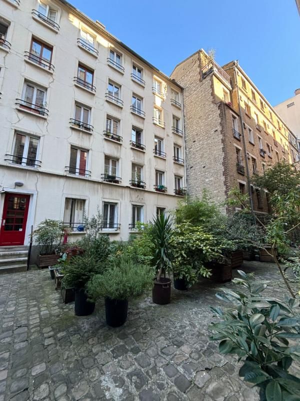 Paris 18  : Appartement 2 pièces de 25.7 m2 à rénover