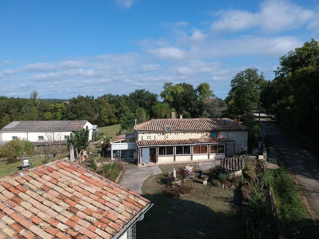 CAUSSADE Maison en pierre et dépendances sur près de 2 hectares avec un ruisseau et 2 puits 2