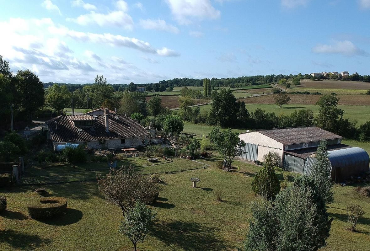 CAUSSADE Maison en pierre et dépendances sur près de 2 hectares avec un ruisseau et 2 puits 3