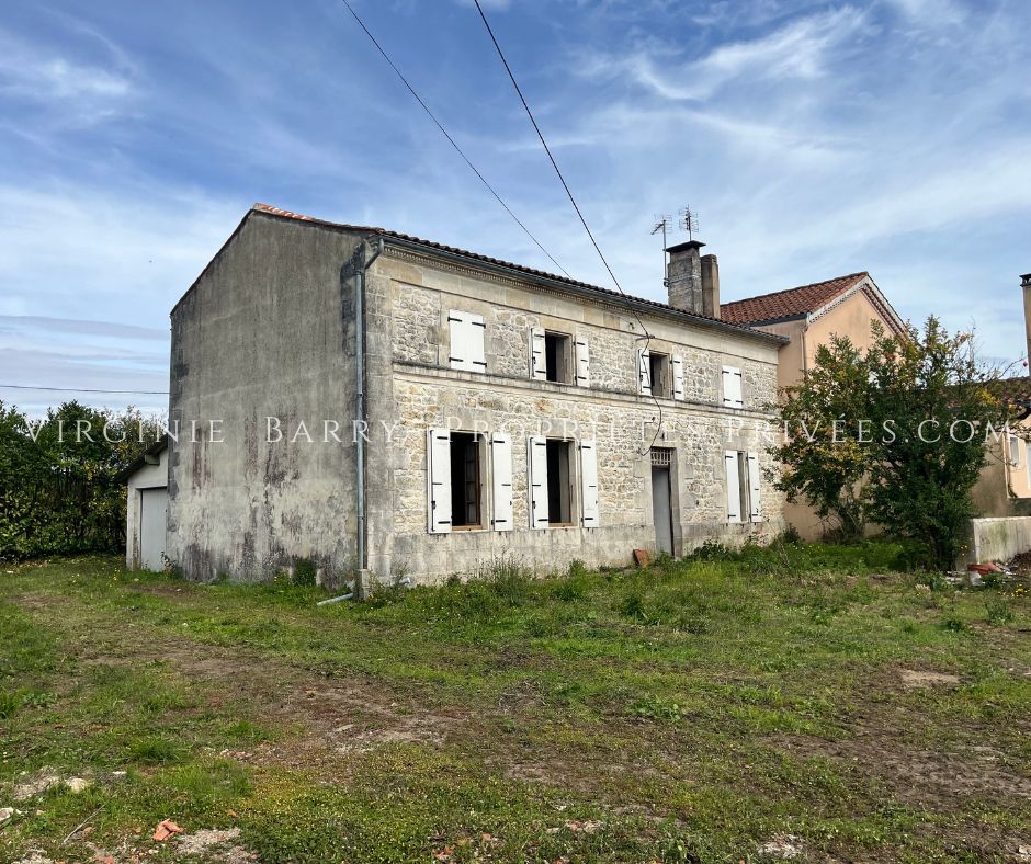 BELLE MAISON CHARENTAISE AVEC GARAGE ET JARDIN