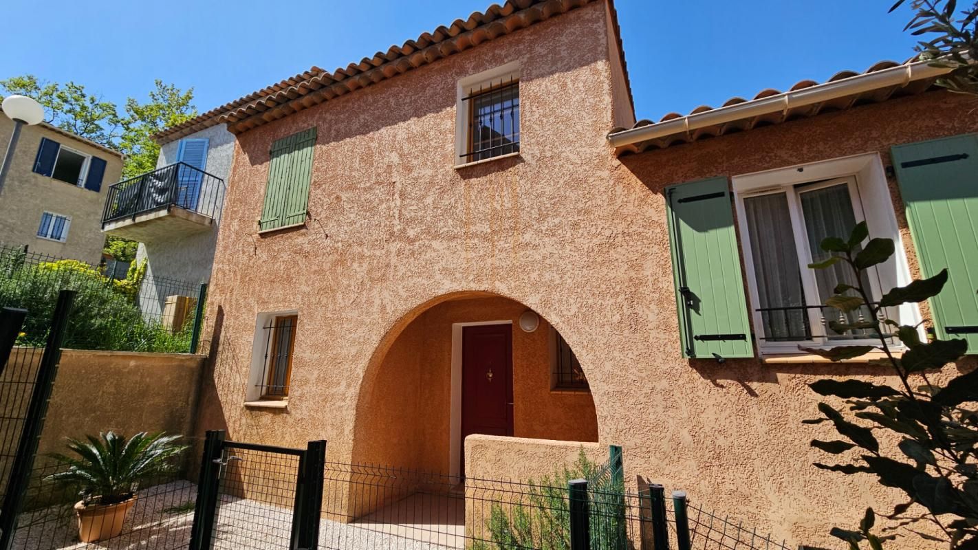 Maison mitoyenne rénovée avec jardinet et garage