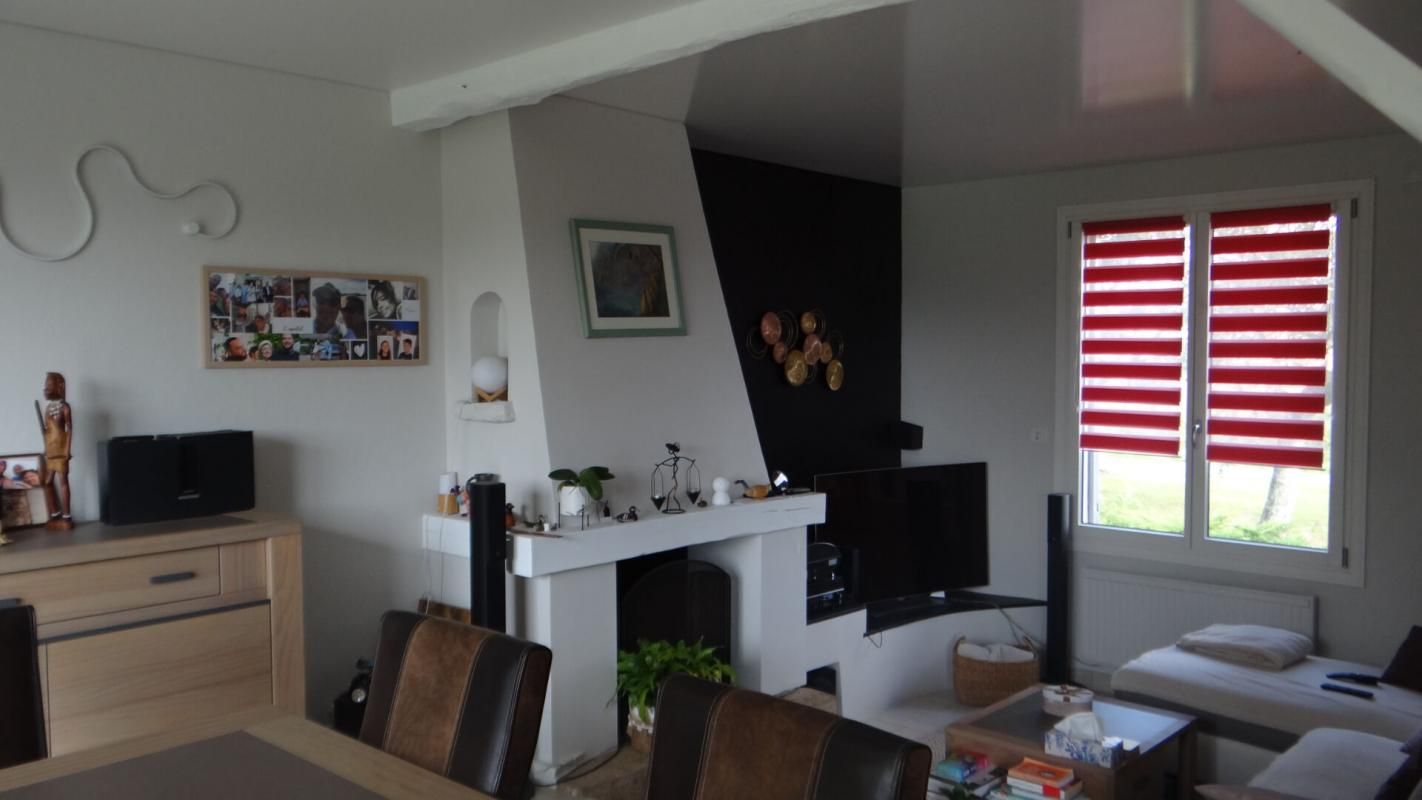 Maison  St Crespin . 6 P . 4 Ch . Bureau . 95 M² . T 1289 M² . Garage double, lingerie, salle de jeux, bureau