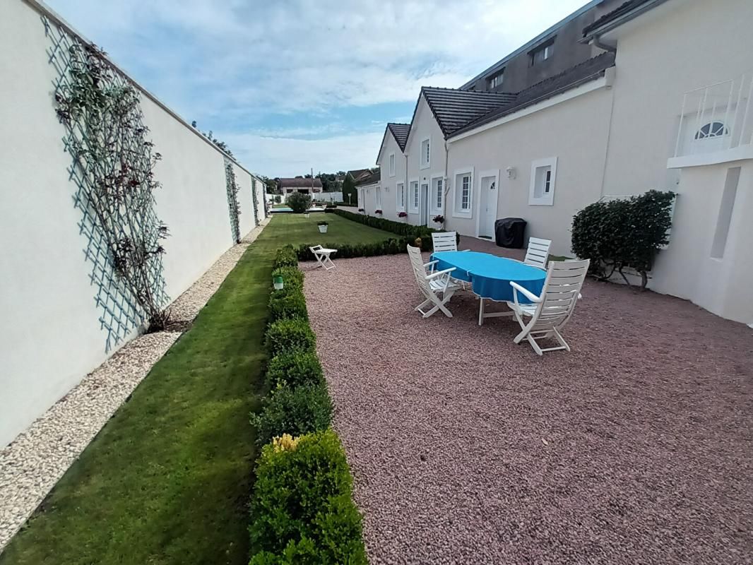 Très grande maison, studio indépendant, piscine, jardin et puits entre VICHY et MOULINS