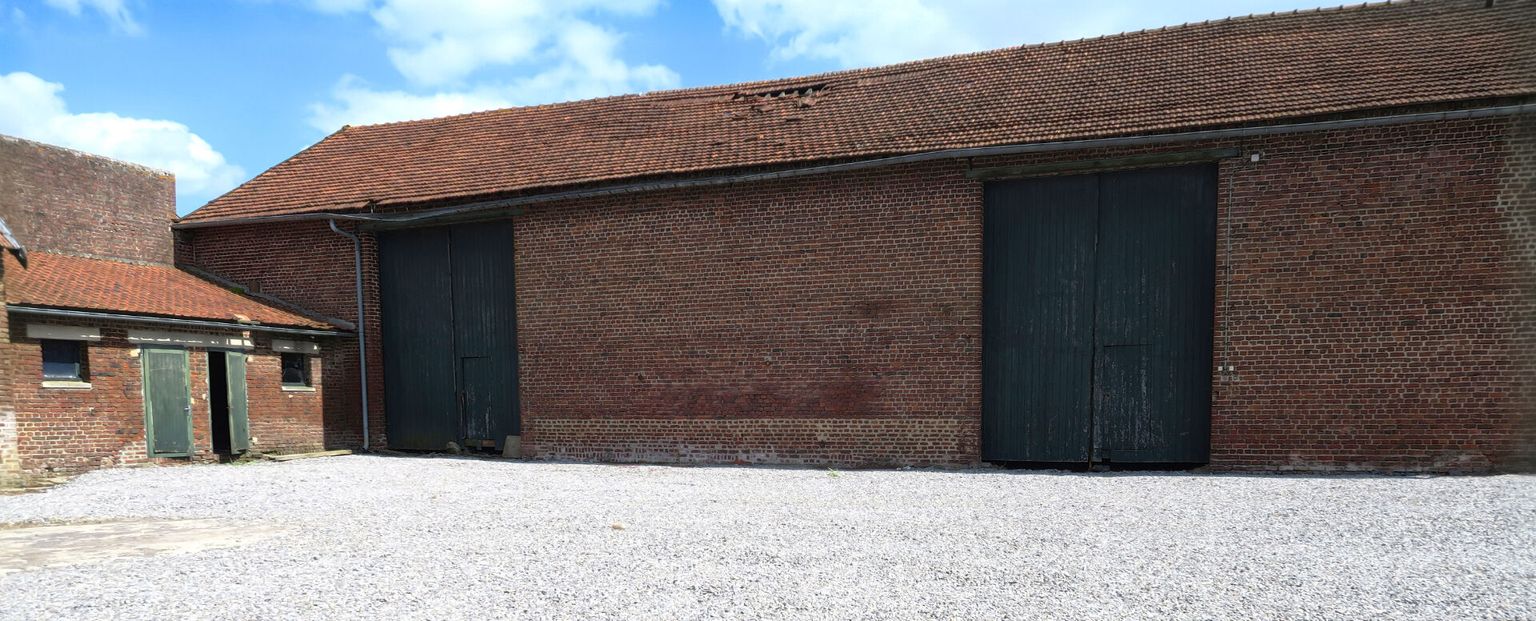 Belle grange à réhabiliter avec dépendances , cour et jardin