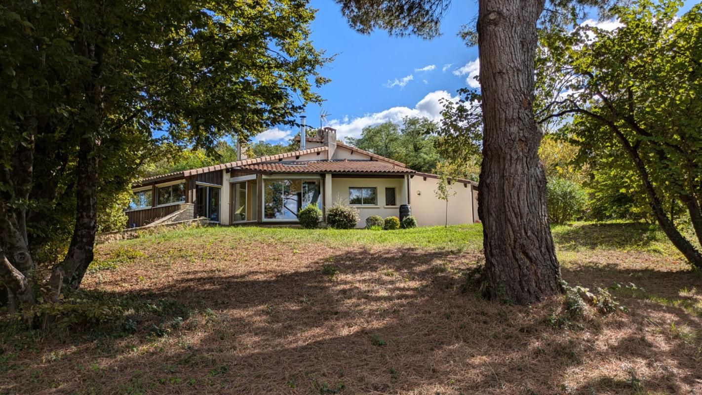 Maison 9 pièces de 175m² avec 4 chambres, parc et piscine