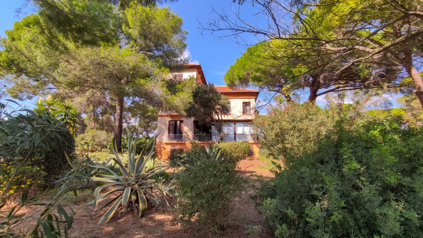 LA LONDE-LES-MAURES La Londe Les Maures Studio + mezzanine + jardin +parking 144000 2