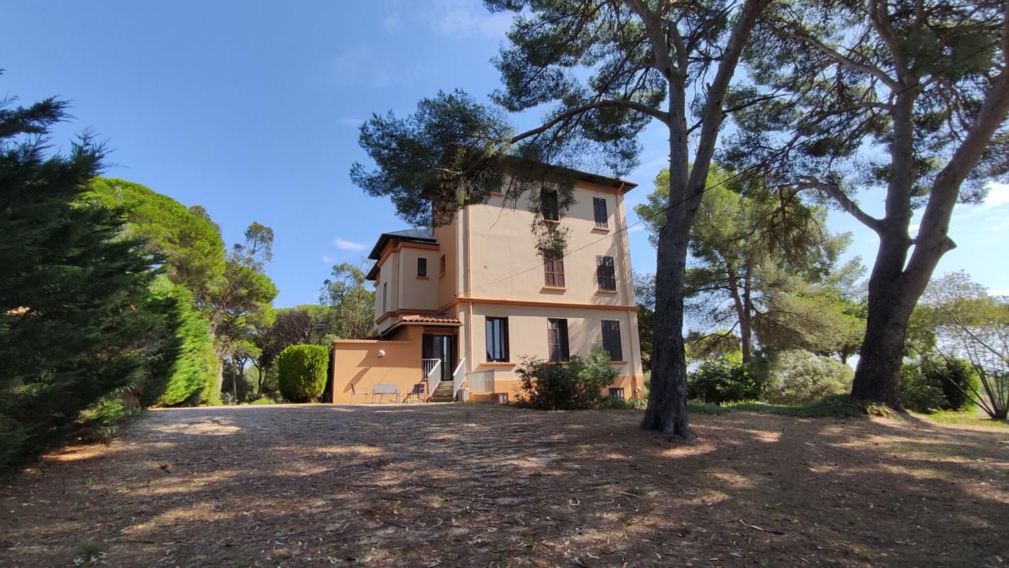 LA LONDE-LES-MAURES La Londe Les Maures Studio + mezzanine + jardin +parking 144000 3