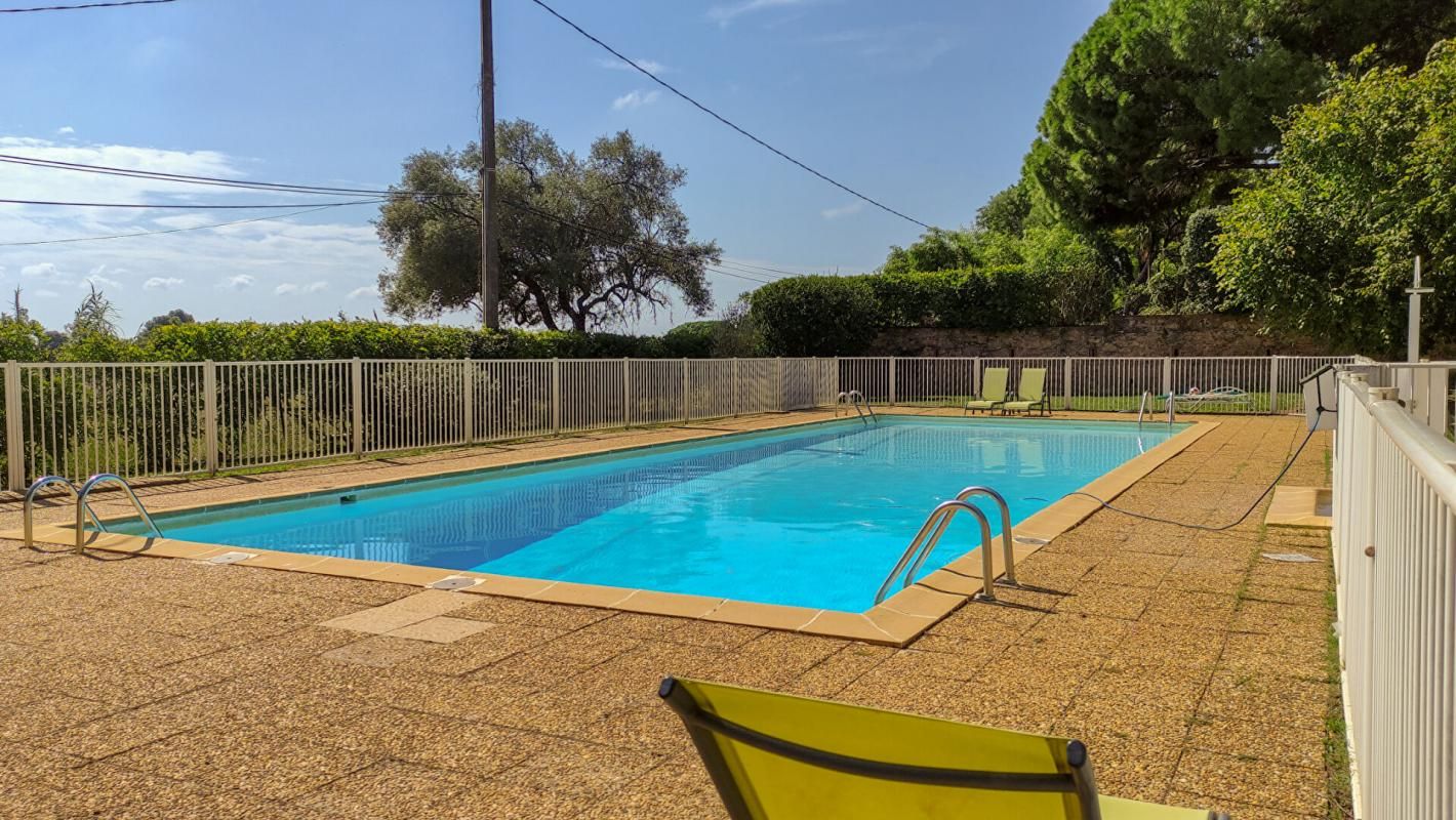 LA LONDE-LES-MAURES La Londe Les Maures Studio + mezzanine + jardin +parking 144000 4