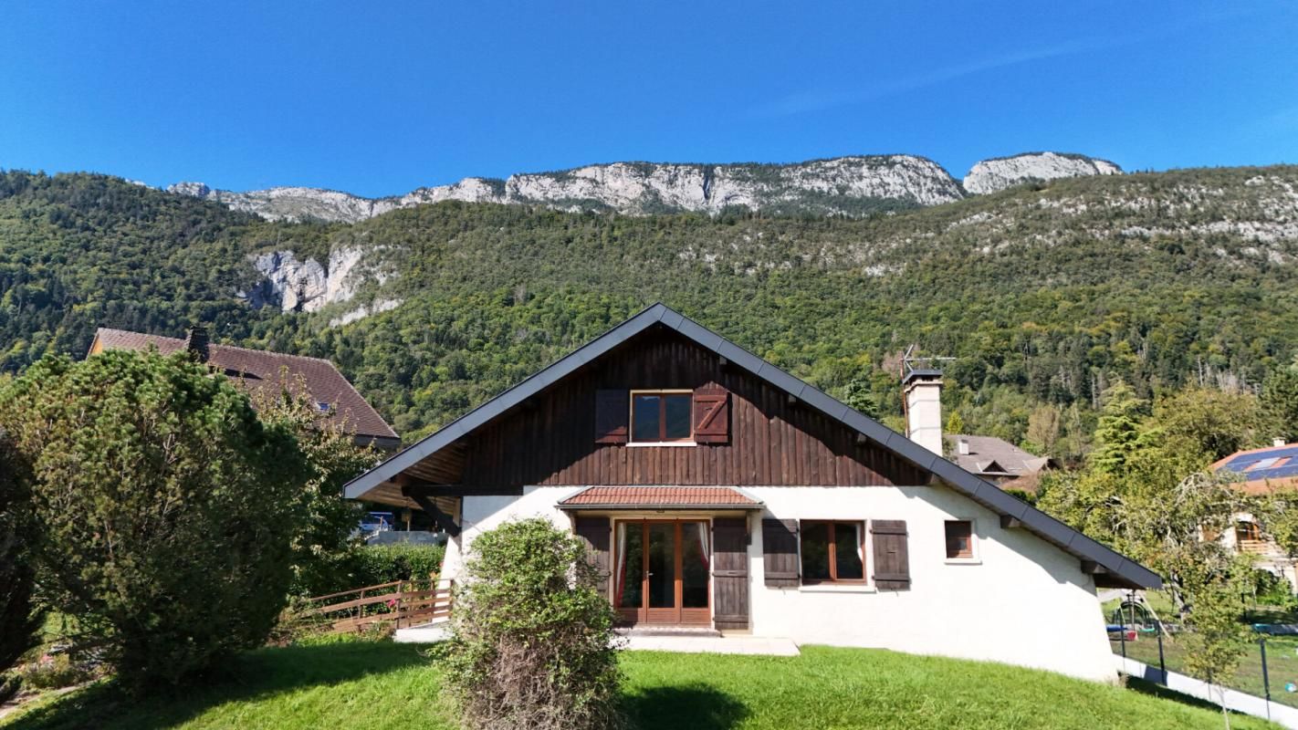 Maison indépendante avec 3 chambres, terrasse, garages et jardin