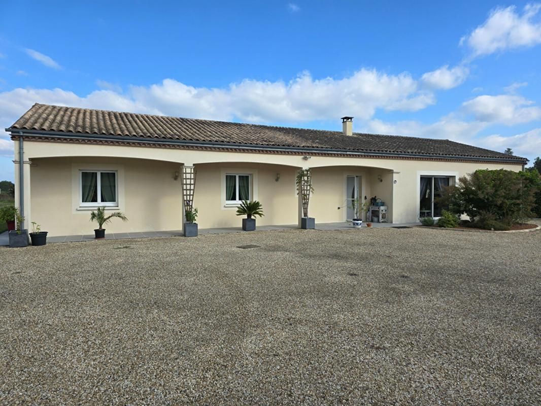 Maison traditionnelle de plain pied, type 6, sur un terrain plat et clos de 3296 m²