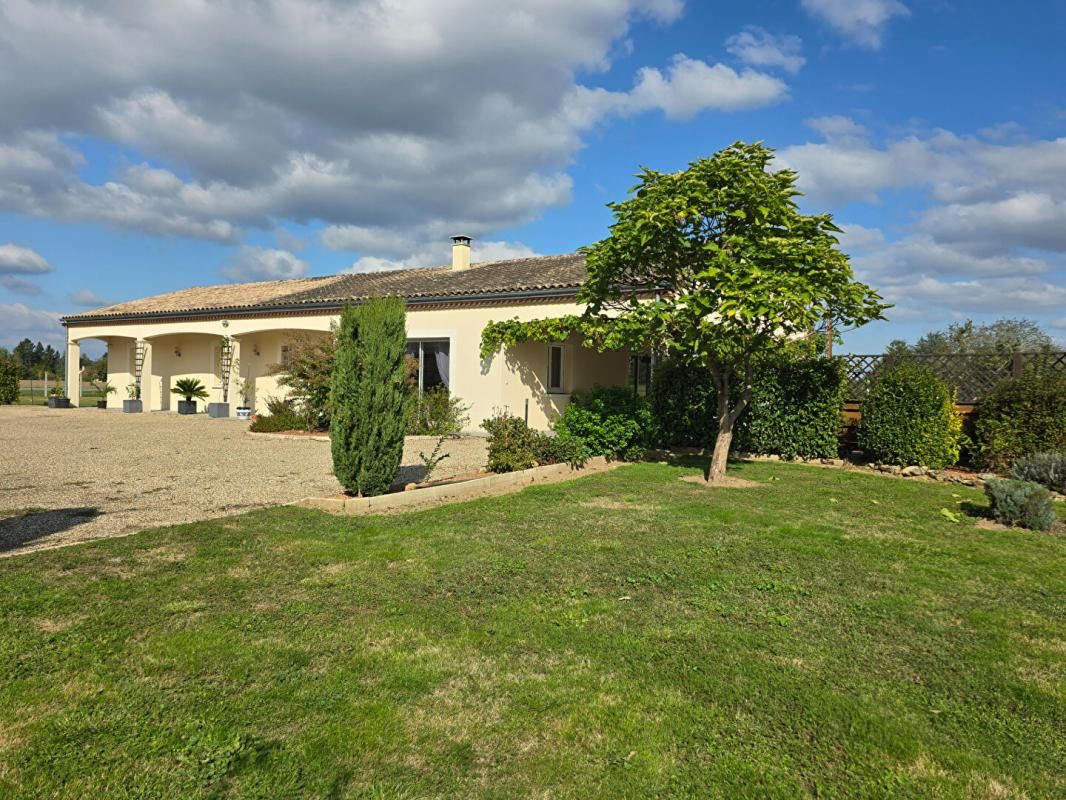 SAINT-MEDARD-DE-MUSSIDAN Maison traditionnelle de plain pied, type 6, sur un terrain plat et clos de 3296 m² 2