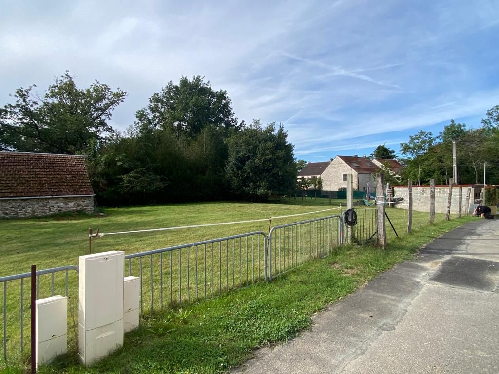 REBAIS Terrain constructible, viabilisé de 828 M2 3