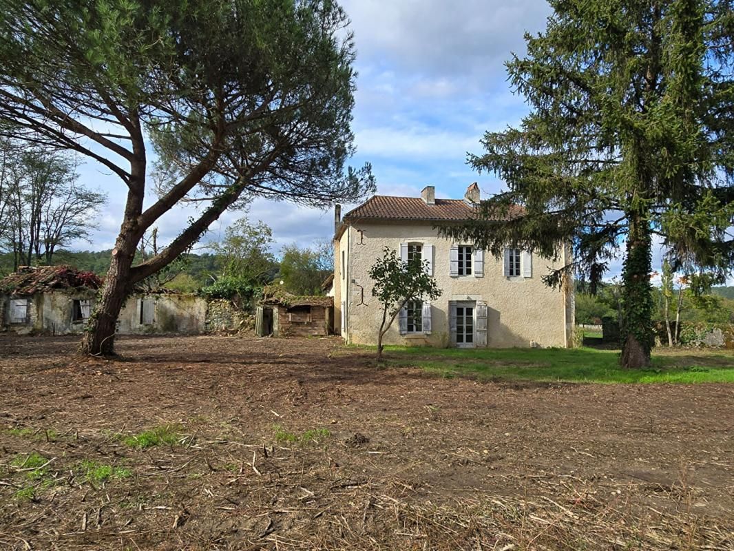 Maison en pierre de type 4, grange attenante, sur un terrain de 1631 m²